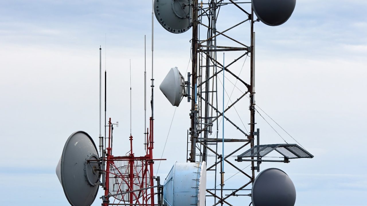 Torre de telecomunicaciones con antenas y radioenlaces