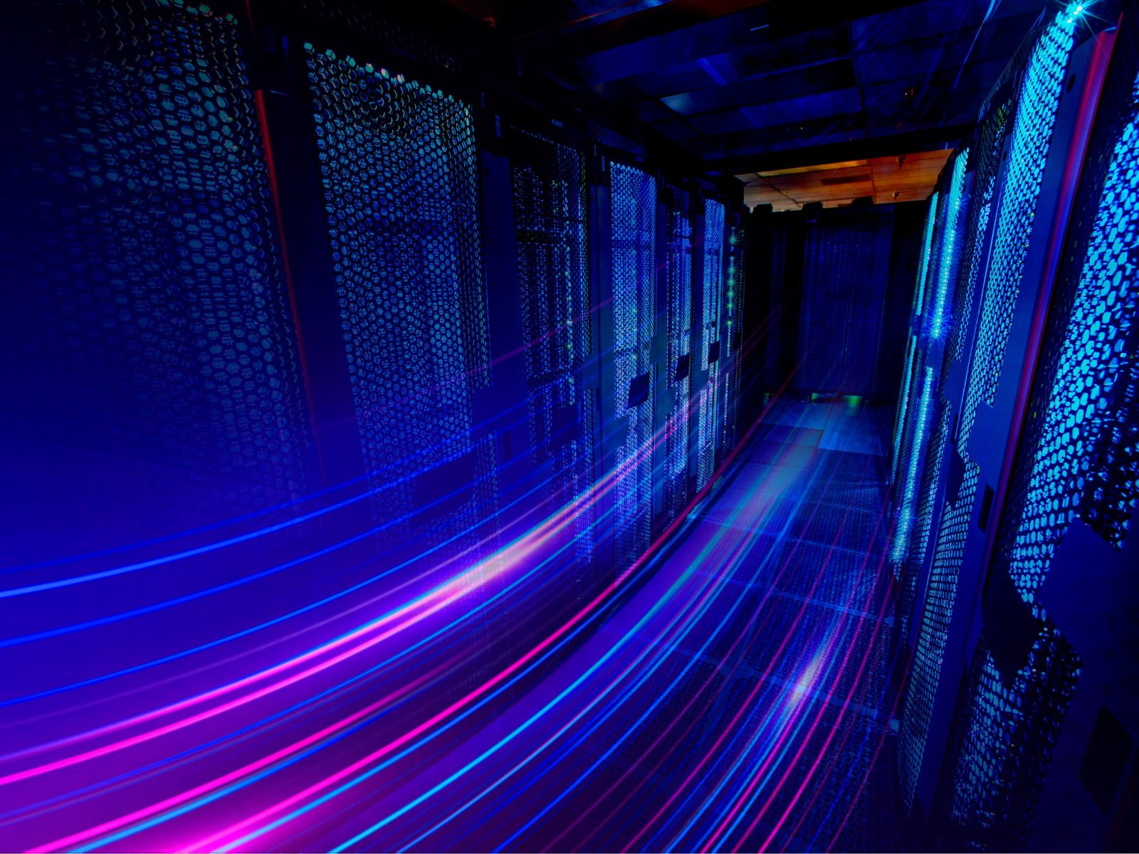 Interior de un centro de datos con estelas de luz de colores