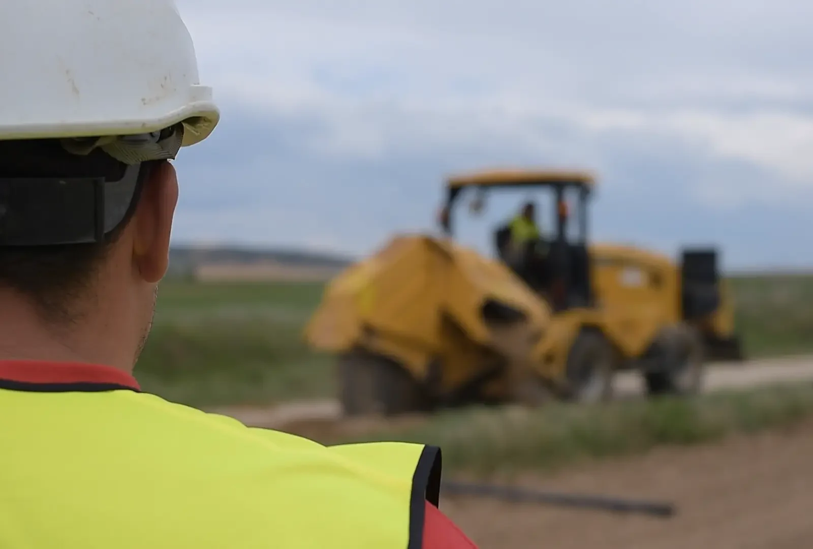 Operarios desplegando fibra óptica en una zona rural